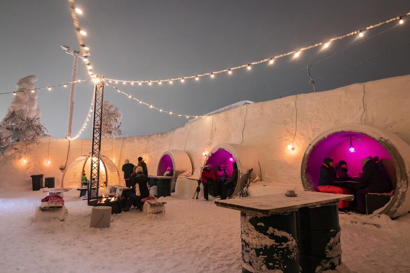 Dome Lounge tapahtumateltta vuokraus talvella hiihtokeskuksen kahvilassa.